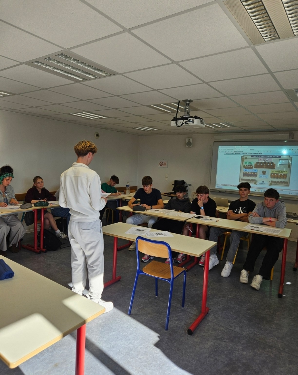 Un élève prend la parole devant ses camarades pendant la simulation