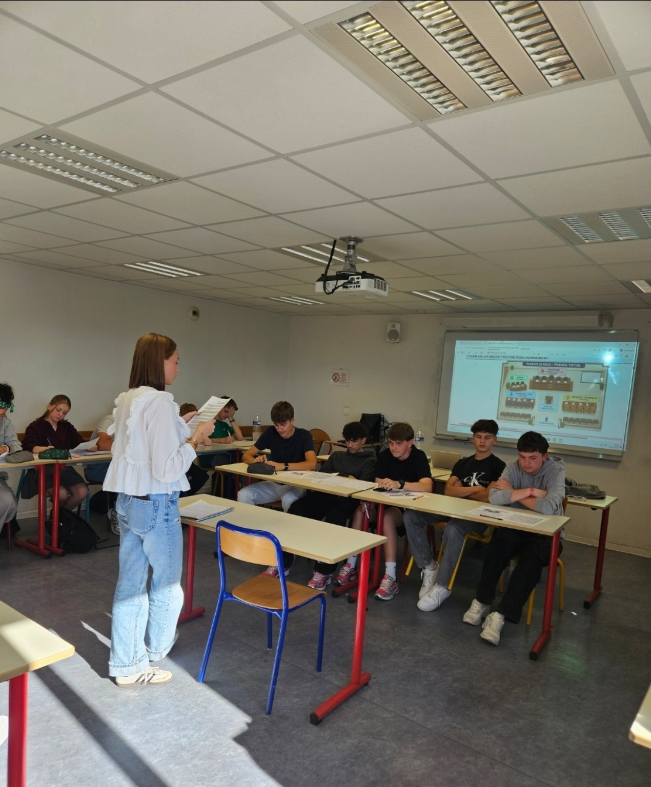 Une élève présente son intervention lors du tribunal virtuel